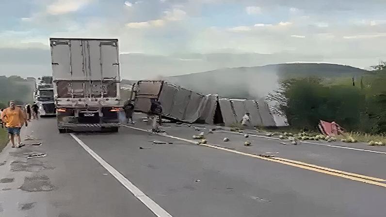 O motorista da van também morreu na colisão frontal com um caminhão que transportava cocos