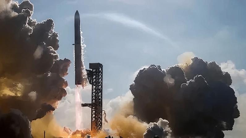 Nave espacial SpaceX sobre foguete Super Heavy Booster em 12º voo de teste do complexo de lançamento da SpaceX em Starbase, Texas, EUA, em 22 de maio