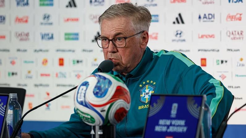 Carlo Ancelotti durante coletiva na véspera da estreia na Copa do Mundo 2026 (Foto: Rafael Ribeiro/CBF)