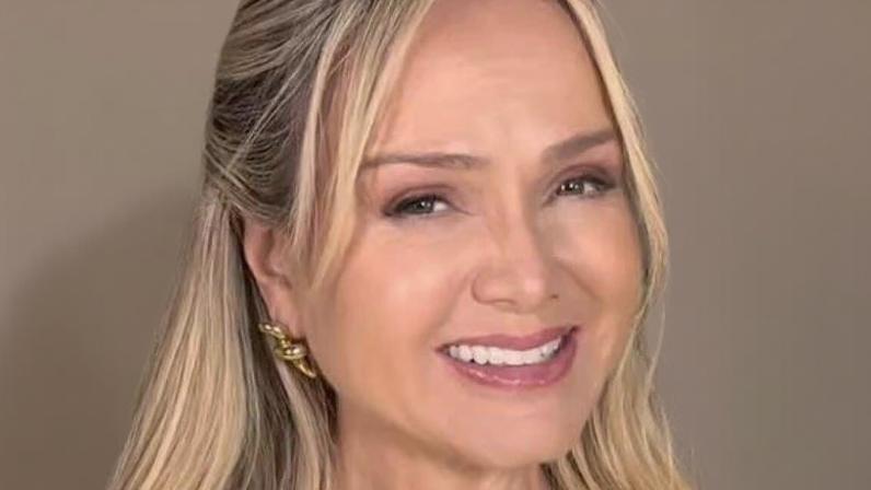 Eliana mostra o caçula com penteado inspirado no Brasil