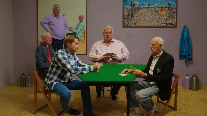 David Hockney em 2015, diante de suas telas 'Card Players #3 2014' e 'A Bigger Card Players 2015'