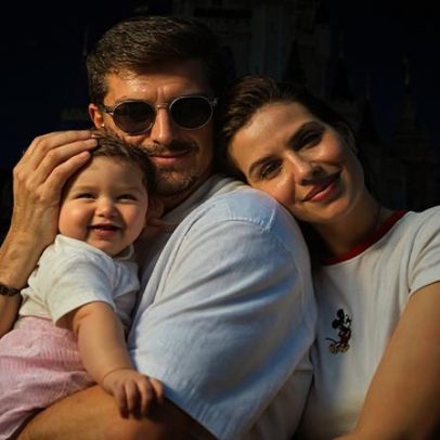Camila Queiroz comemora 6 meses da bebê com bolo de festa junina
