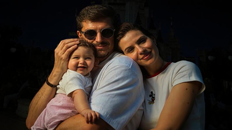 Camila Queiroz comemora 6 meses da bebê com bolo de festa junina
