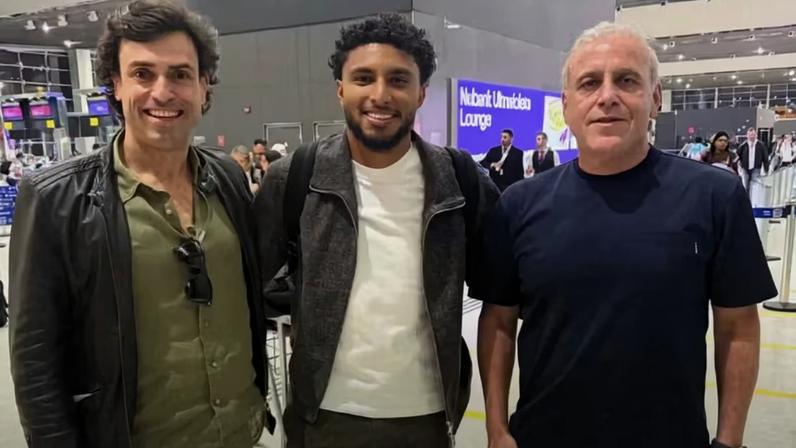 Éderson (ao centro) ao lado dos empresários Francisco Godoy e André Cury (Divulgação)