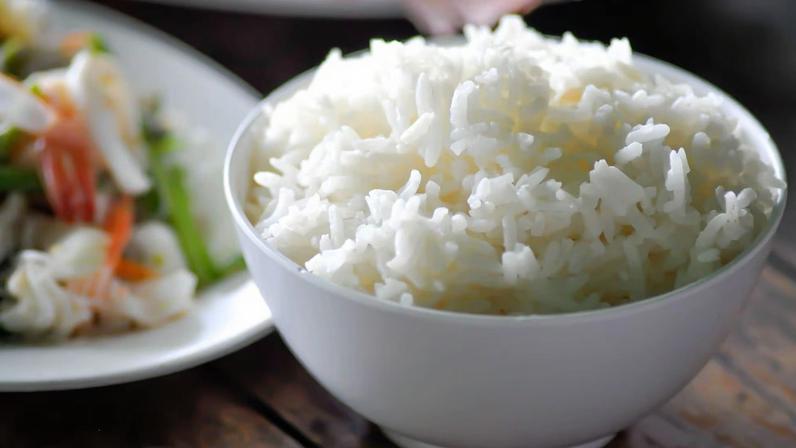 Arroz resfriado na geladeira pode engordar menos que o feito na hora