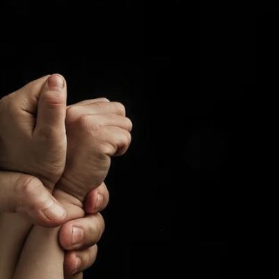 Professora condenada por jogar bebê no chão e acertar outro com caixa na creche