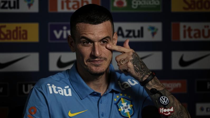 Ibañez disputa com Danilo a vaga na lateral direita na estreia do Brasil na Copa contra o Marrocos Foto: Eduardo Anizelli/Folhapress