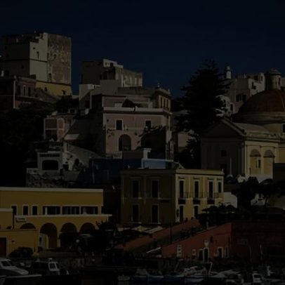 Polícia encontra esconderijo de haxixe em caverna de ilha turística italiana