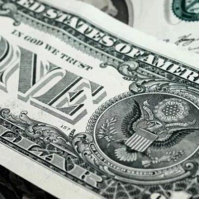 Dólar sobe com mudança global e saída de capital do Brasil, diz especialista