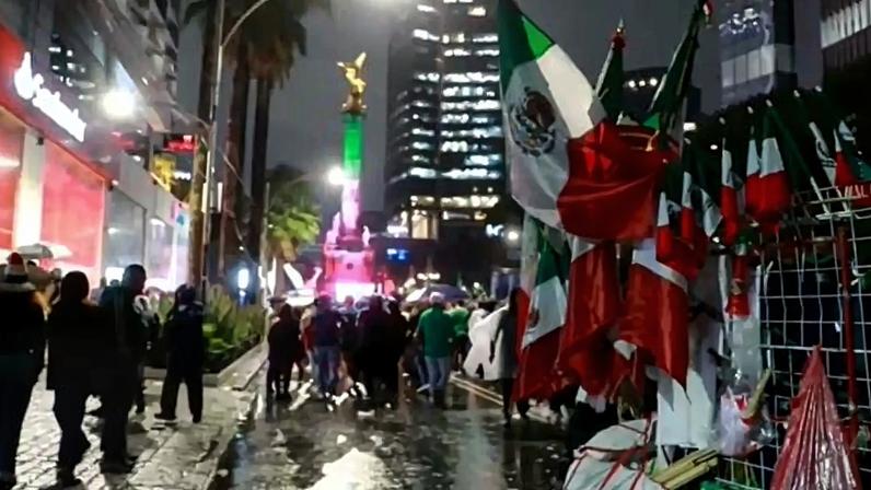 Milhares de torcedores mexicanos se reuniram para celebrar a vitória do México sobre a República Tcheca na Copa do Mundo de 2026 no Anjo da Independência, epicentro das comemorações na capital do país (Foto: EFE/AGUSTÍN CERVANTES)