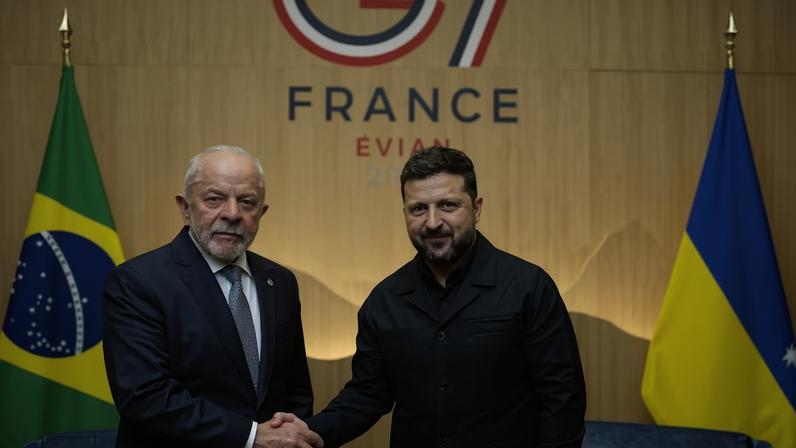 Lula e Zelensky durante reunião na França, à margem do G7 (Foto: Ricardo Stuckert/ Presidência da República)