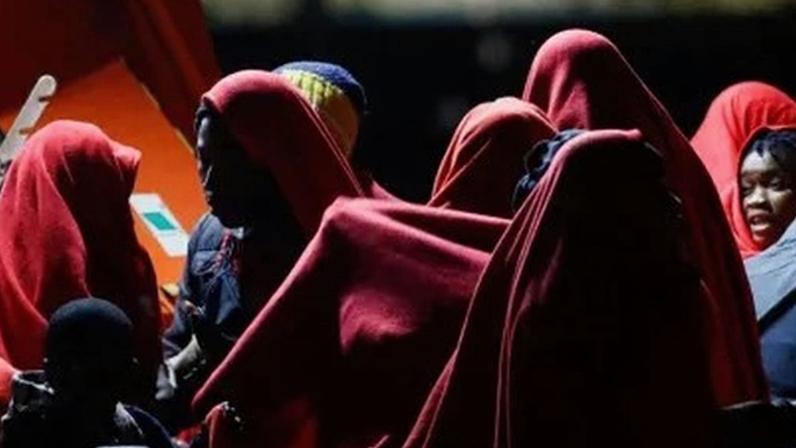 Imigrantes são resgatados pela polícia na costa de Ceuta, na Espanha.