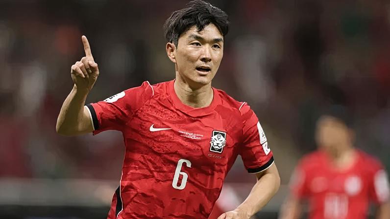 Hwang In-beom celebra seu gol pela Coreia do Sul contra a Tchéquia, pelo Grupo A da Copa do Mundo