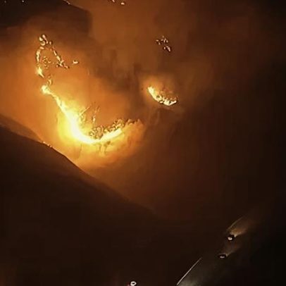 Incêndio florestal na Califórnia obriga moradores a abandonarem casas