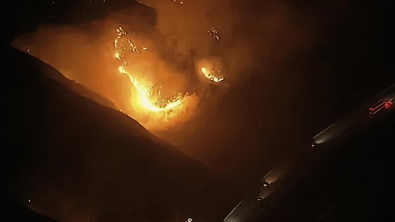 Incêndio florestal atinge condado de Riverside, na Califórnia