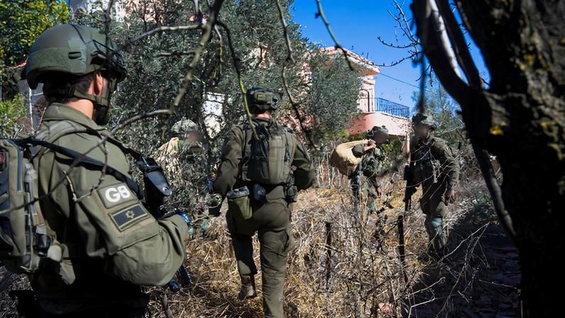 Soldados israelenses Imagens divulgadas pelo exército israelense mostram soldados entrando no complexo e encontrando armas do grupo xiita Hezbollah