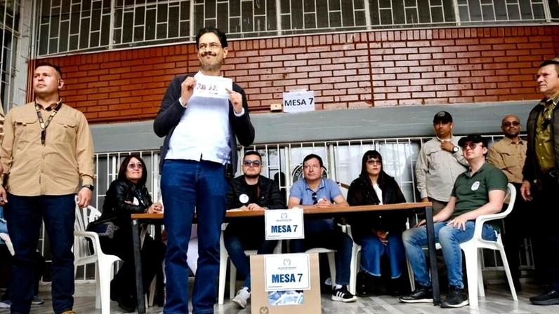 O candidato Iván Cepeda, de esquerda, vota nas eleições presidenciais da Colômbia no domingo (21.jun.2026)