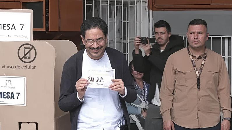 Iván Cepeda vota no segundo turno das eleições presidenciais