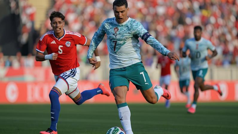 Iván Román marca Cristiano Ronaldo (Photo by PATRICIA DE MELO MOREIRA / AFP)