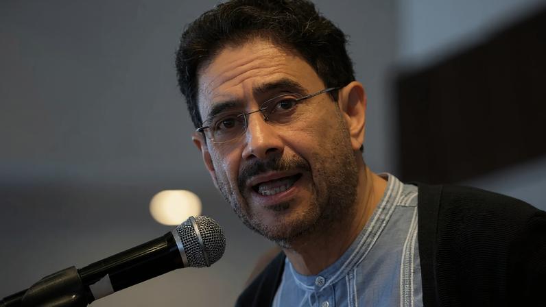 O candidato presidencial colombiano Iván Cepeda, do Pacto Histórico, em evento de campanha em Bogotá - 27/04/2026 (Foto: REUTERS/Sergio Acero)