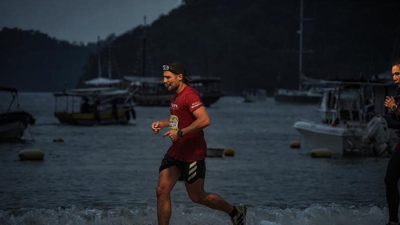 O professor de educação física Bruno Reis, de 43 anos, trocou o asfalto pela natureza para praticar corrida. Na foto, ele corre em Ilha Grande, no Rio de Janeiro.