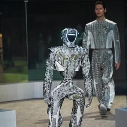 Desfile reúne humanos e humanoides na passarela com roupas para robôs