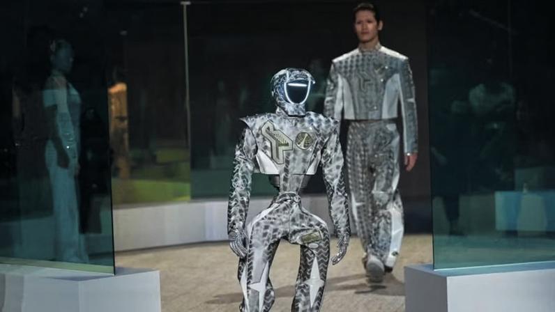 Robô e modelo dividem a passarela em desfile futurista em Seul