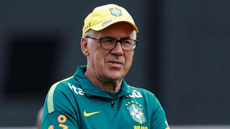 Carlo Ancelotti comanda treino na preparação do Brasil para o jogo contra o Japão