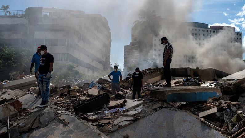 Equipes de resgate e voluntários procuram sobreviventes em La Guaira, no estado de La Guaira, na Venezuela, em 28 de junho de 2026, após dois terremotos consecutivos