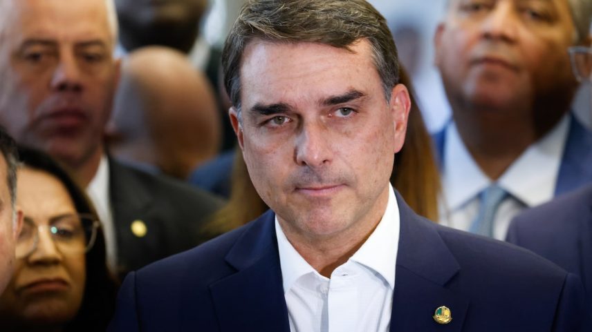 O senador Flávio Bolsonaro ( PL-RJ) durante entrevista no Congresso