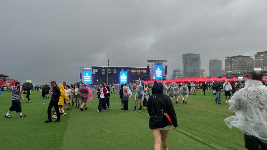 Público enfrenta chuva intensa durante a primeira noite do Primavera Sound 2026, em Barcelona.