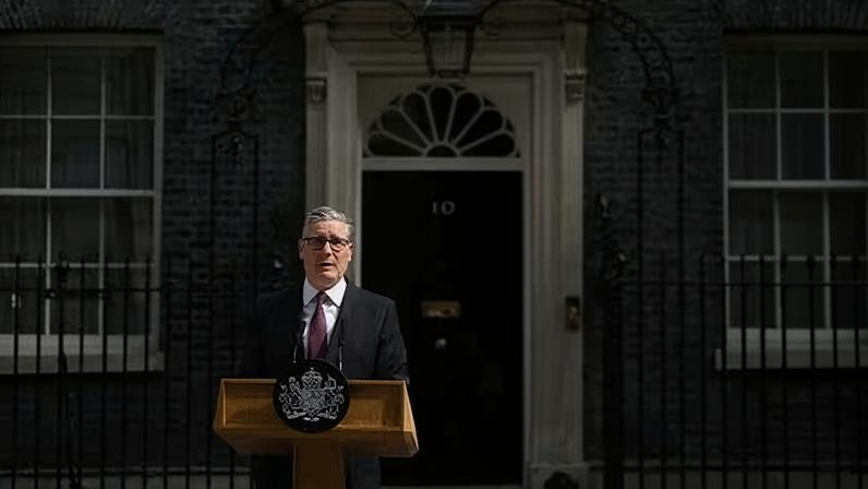 Primeiro-ministro britânico Keir Starmer fala em frente ao número 10 da Downing Street, em Londres