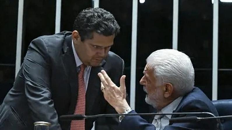 O presidente do Senado Federal, senador Davi Alcolumbre (União-AP), e o senador Jaques Wagner (PT-BA)