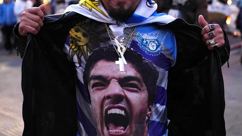 Mesmo fora do elenco do Uruguai para a Copa do Mundo, Luis Suárez ainda é 'carregado' por torcedores, que vêem seleção viver tabu sem ele.