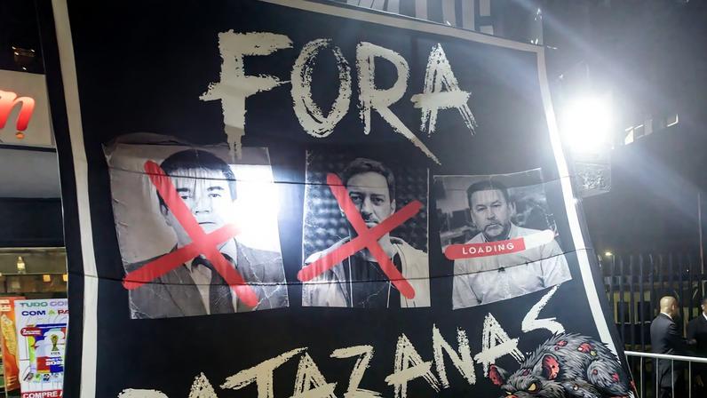 Faixa estendida em frente ao Parque São Jorge durante a votação para expulsão de Augusto Melo.