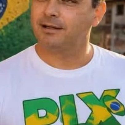 Flávio lança jingle atribuindo Pix a Bolsonaro durante tarifaço nos EUA