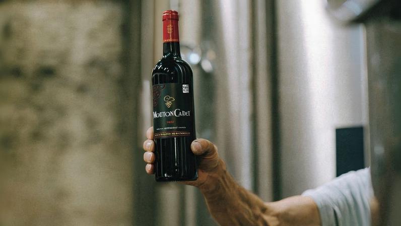 Certified Fair for Life since the 2022 vintage, Mouton Cadet Rouge embodies the brand’s ethical and sustainable commitments to its terroir and its winegrowers.