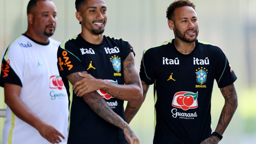 Raphinha e Neymar no treino da seleção brasileira