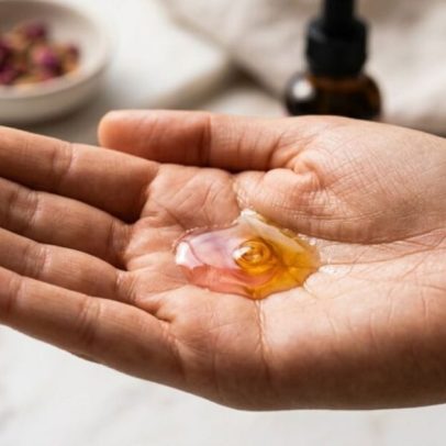 Óleo de jojoba com lavanda após o banho ajuda a controlar o sebo facial