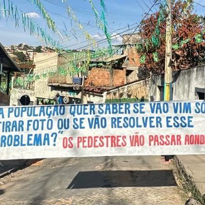 Moradora fecha rua após caminhão atingir muro de casa em Ribeirão das Neves