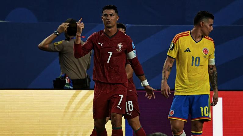 Cristiano Ronaldo e James Rodriguez em ação durante Colômbia x Portugal pela Copa do Mundo