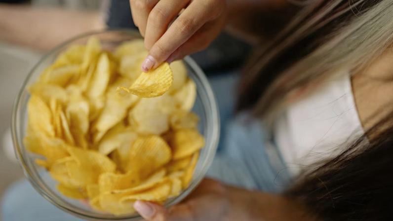 Ultraprocessados podem alterar sua microbiota intestinal. (Foto: Pexels via Canva)