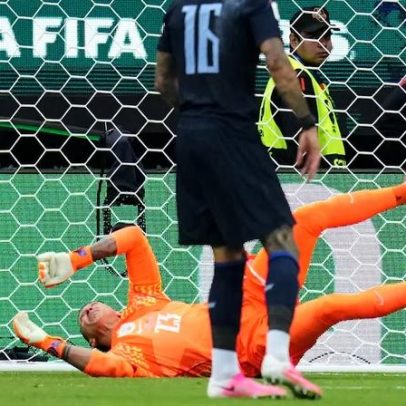 Espanha vence pouco, com ajuda de Muslera, e enterra Uruguai de Bielsa