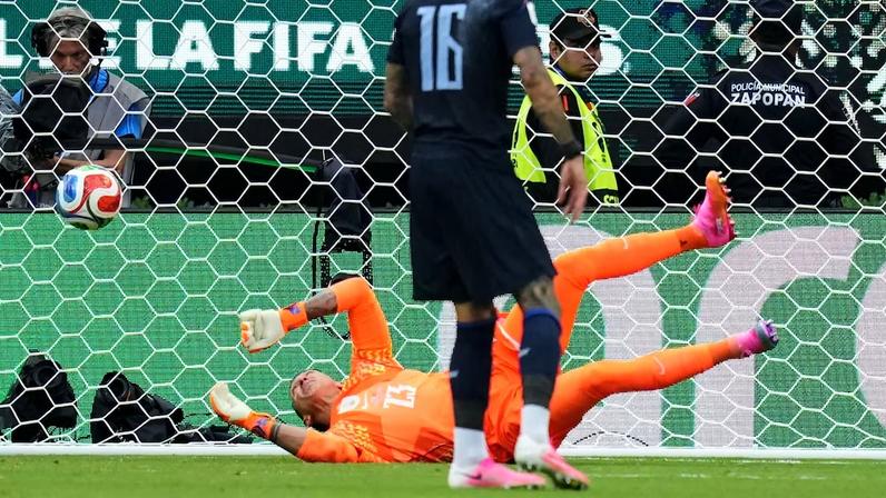 Seleção celeste, do treinador ‘loco’, faz Mundial deplorável e está fora do torneio; favoritos, espanhóis aguardam por Áustria ou Argélia na segunda fase