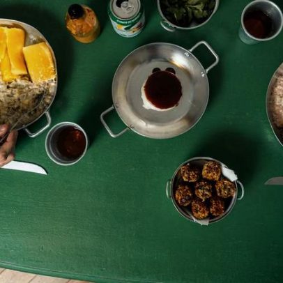 Como as pessoas escolhem pratos em restaurantes