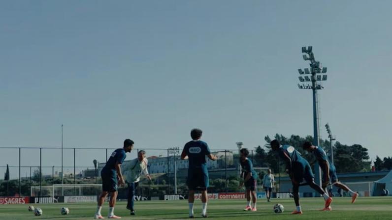 Recém-coroados campeões da Champions, os astros do PSG se apresentaram mais tarde à seleção portuguesa e foram direto para a bola em um treino exclusivo.