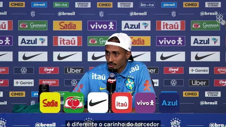 Raphinha comenta diferença entre carinho de torcedores brasileiros e do exterior