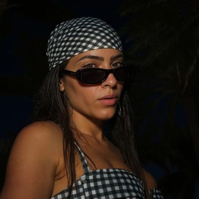 Jade Picon é flagrada em praia de Miami com abdômen definido