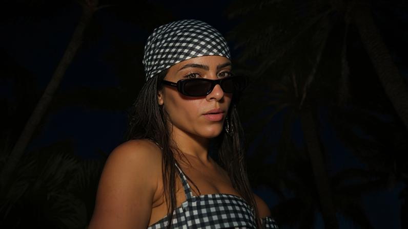 Jade Picon curte dia de sol em praia de Miami, nos Estados Unidos