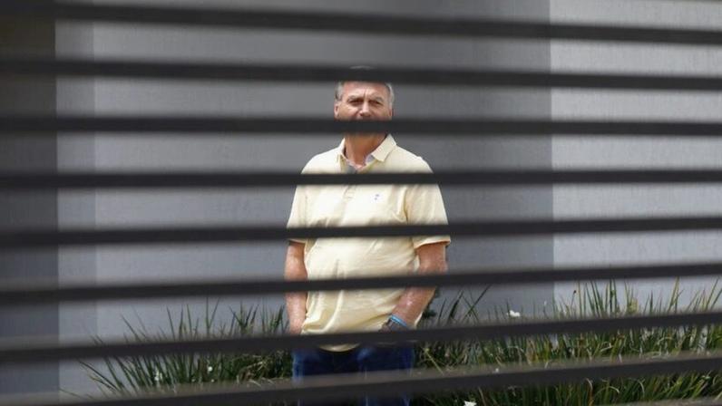 Na imagem, Bolsonaro em casa em 3 de setembro de 2025; ex-presidente retornou ao local para cumprir prisão domiciliar